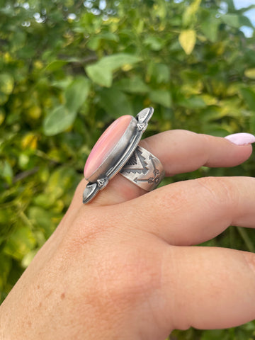 Beautiful Navajo Sterling Silver & Pink Conch Oval Ring Signed